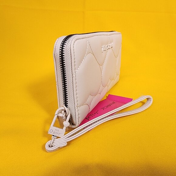 Betsey Johnson White Quilted Heart Love Wallet Wristlet Zip Around NEW - Picture 3 of 12